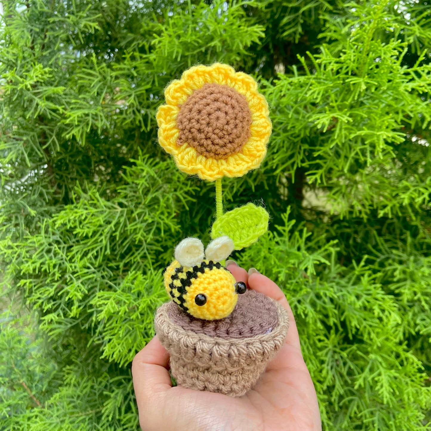 Sunflower pot with Bee