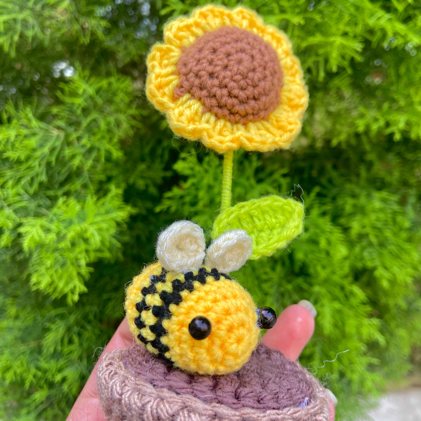 Sunflower pot with Bee